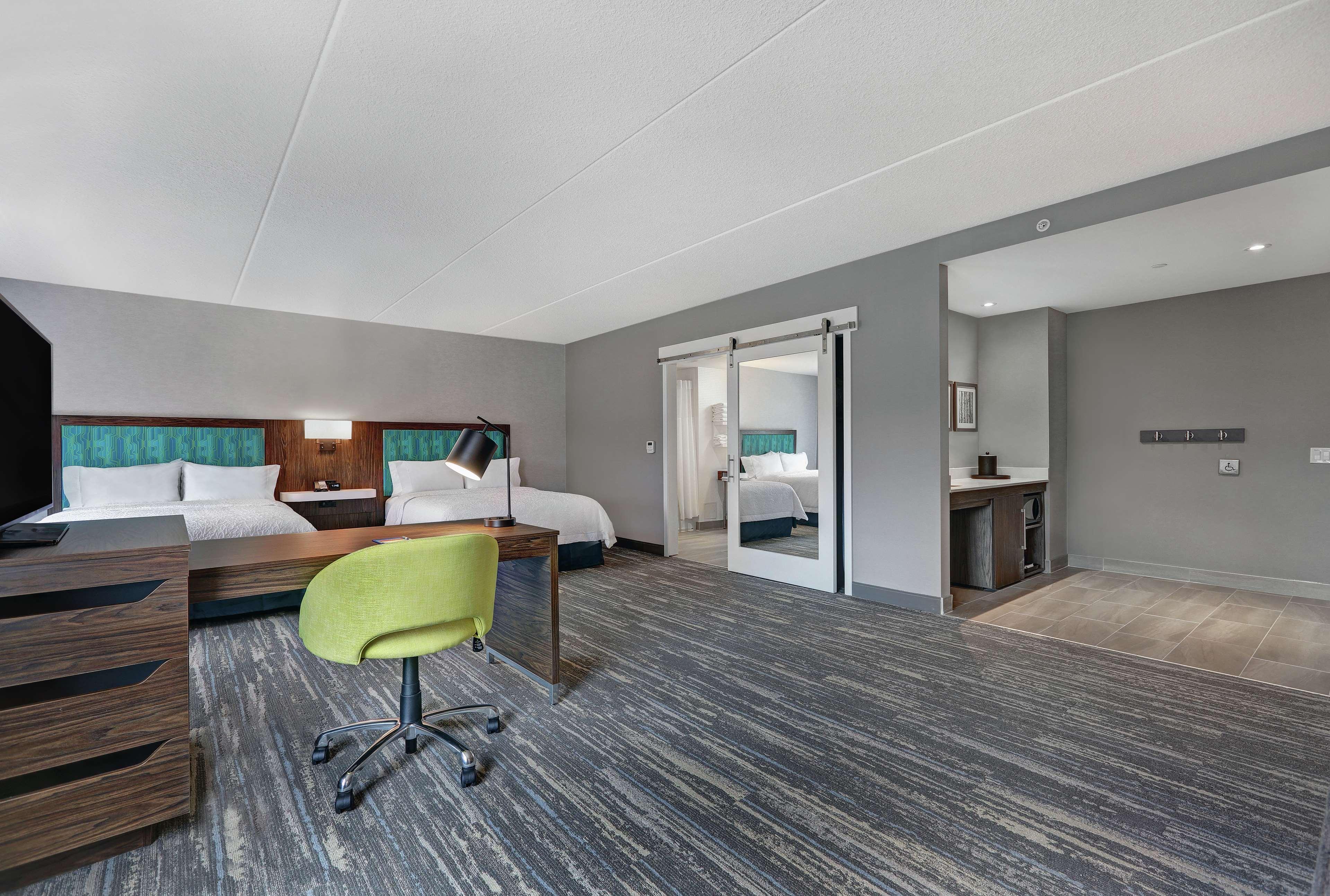 Hampton Inn Peterborough Exterior photo