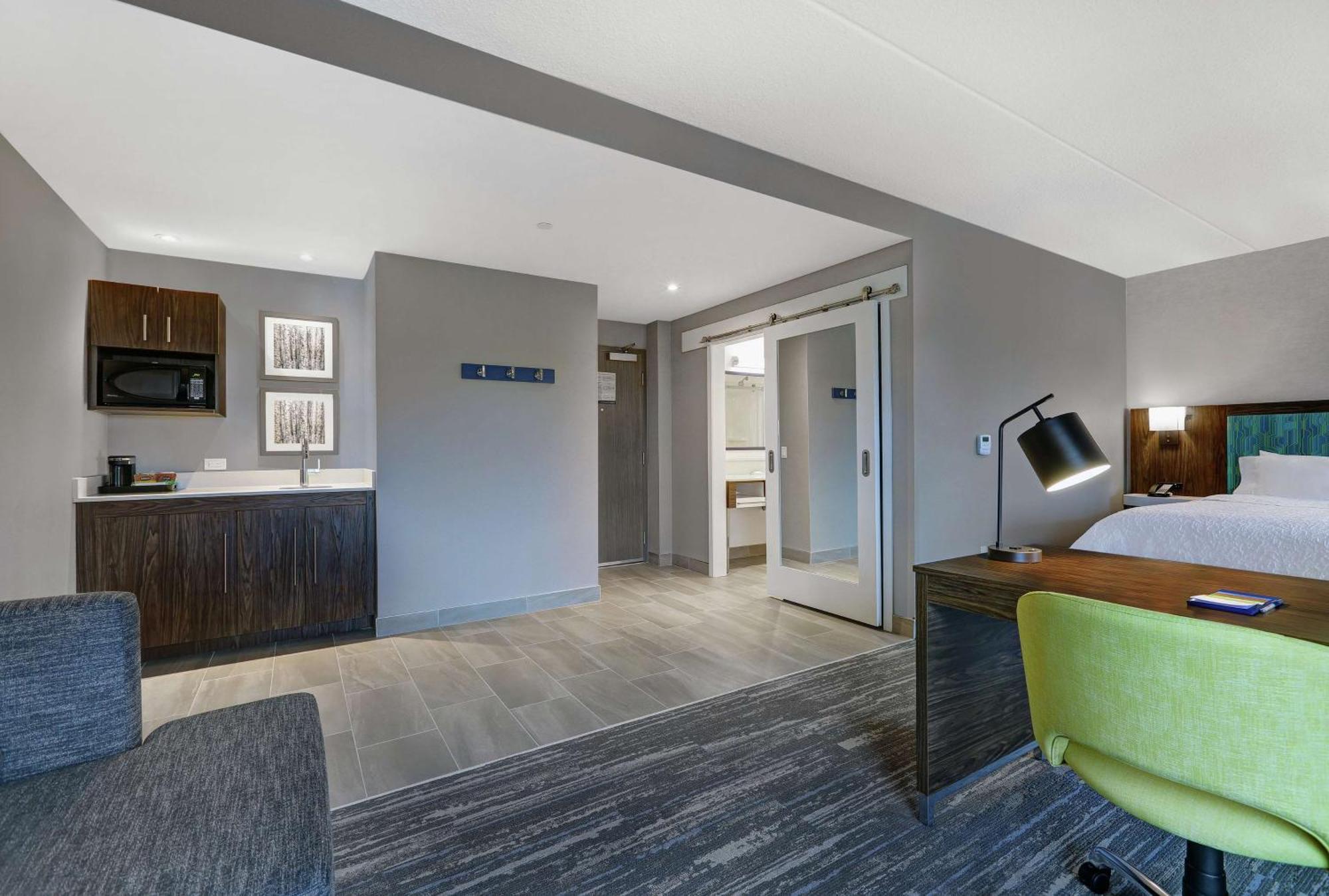 Hampton Inn Peterborough Exterior photo